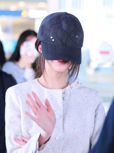 She's only 23... but she's already opened her eyes to Dior ๐ค. Dior Princess Jang Won-young, who sacrificed her view for elegance, in her Dior tweed jacket airport fashion ๐ซ