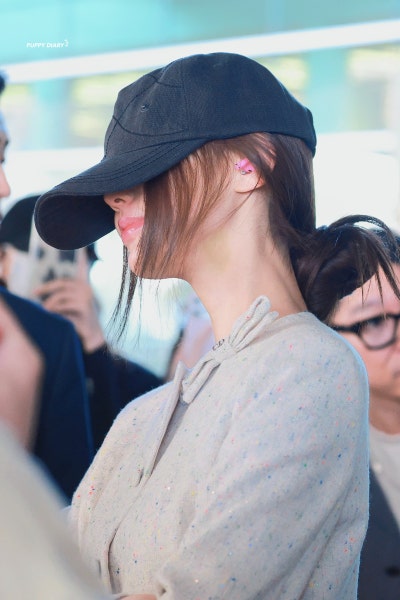 She's only 23... but she's already opened her eyes to Dior ๐ค. Dior Princess Jang Won-young, who sacrificed her view for elegance, in her Dior tweed jacket airport fashion ๐ซ