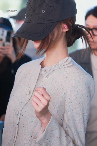 She's only 23... but she's already opened her eyes to Dior ๐ค. Dior Princess Jang Won-young, who sacrificed her view for elegance, in her Dior tweed jacket airport fashion ๐ซ