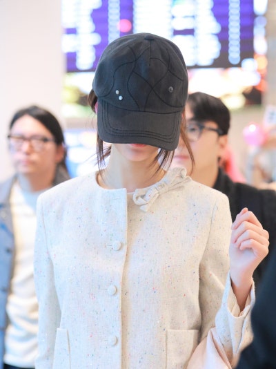 She's only 23... but she's already opened her eyes to Dior ๐ค. Dior Princess Jang Won-young, who sacrificed her view for elegance, in her Dior tweed jacket airport fashion ๐ซ