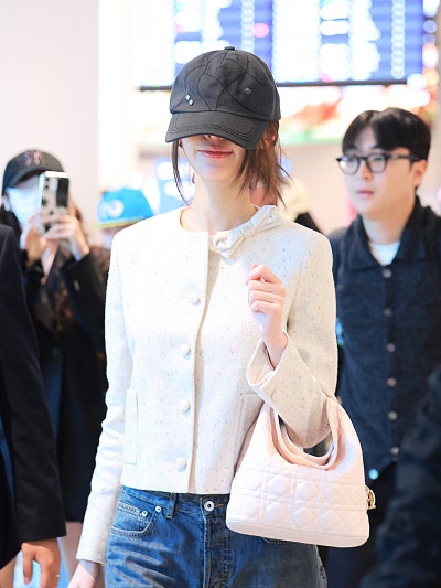 She's only 23... but she's already opened her eyes to Dior ๐ค. Dior Princess Jang Won-young, who sacrificed her view for elegance, in her Dior tweed jacket airport fashion ๐ซ