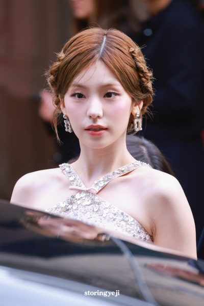Seriously, she is Roger Vivier's own Cinderella..🩷 Yeji's visuals from the Paris Fashion Week Roger Vivier SS27 show, who set a legend with her pink fairy-like visuals👑