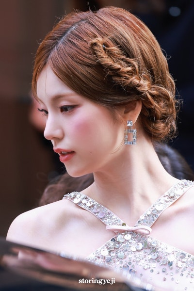 Seriously, she is Roger Vivier's own Cinderella..🩷 Yeji's visuals from the Paris Fashion Week Roger Vivier SS27 show, who set a legend with her pink fairy-like visuals👑
