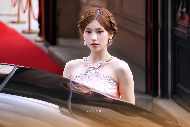 Seriously, she is Roger Vivier's own Cinderella..🩷 Yeji's visuals from the Paris Fashion Week Roger Vivier SS27 show, who set a legend with her pink fairy-like visuals👑