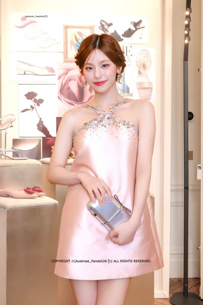 Seriously, she is Roger Vivier's own Cinderella..🩷 Yeji's visuals from the Paris Fashion Week Roger Vivier SS27 show, who set a legend with her pink fairy-like visuals👑