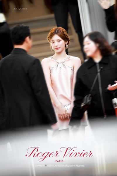 Seriously, she is Roger Vivier's own Cinderella..🩷 Yeji's visuals from the Paris Fashion Week Roger Vivier SS27 show, who set a legend with her pink fairy-like visuals👑