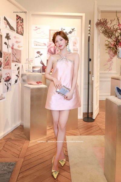 Seriously, she is Roger Vivier's own Cinderella..🩷 Yeji's visuals from the Paris Fashion Week Roger Vivier SS27 show, who set a legend with her pink fairy-like visuals👑