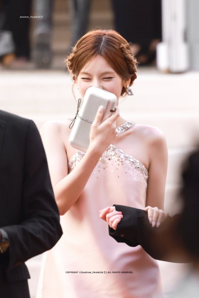 Seriously, she is Roger Vivier's own Cinderella..🩷 Yeji's visuals from the Paris Fashion Week Roger Vivier SS27 show, who set a legend with her pink fairy-like visuals👑