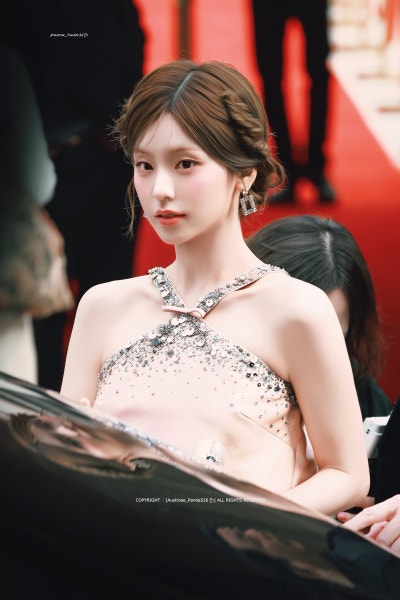 Seriously, she is Roger Vivier's own Cinderella..🩷 Yeji's visuals from the Paris Fashion Week Roger Vivier SS27 show, who set a legend with her pink fairy-like visuals👑