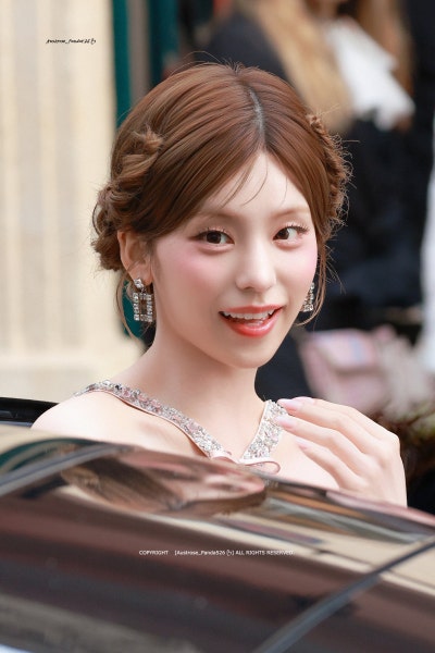 Seriously, she is Roger Vivier's own Cinderella..🩷 Yeji's visuals from the Paris Fashion Week Roger Vivier SS27 show, who set a legend with her pink fairy-like visuals👑