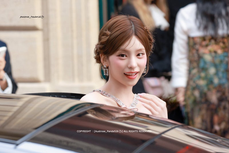 Seriously, she is Roger Vivier's own Cinderella..🩷 Yeji's visuals from the Paris Fashion Week Roger Vivier SS27 show, who set a legend with her pink fairy-like visuals👑