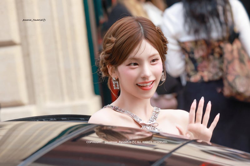 Seriously, she is Roger Vivier's own Cinderella..🩷 Yeji's visuals from the Paris Fashion Week Roger Vivier SS27 show, who set a legend with her pink fairy-like visuals👑