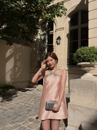 Seriously, she is Roger Vivier's own Cinderella..🩷 Yeji's visuals from the Paris Fashion Week Roger Vivier SS27 show, who set a legend with her pink fairy-like visuals👑