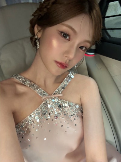 Seriously, she is Roger Vivier's own Cinderella..🩷 Yeji's visuals from the Paris Fashion Week Roger Vivier SS27 show, who set a legend with her pink fairy-like visuals👑