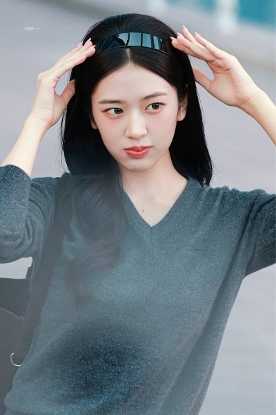 Seriously, she is the nation's first love...🎀 Lacoste goddess Ahn Yu-jin's airport fashion as she departs for Paris Fashion Week, exploding with innocence while wearing a headband🩶