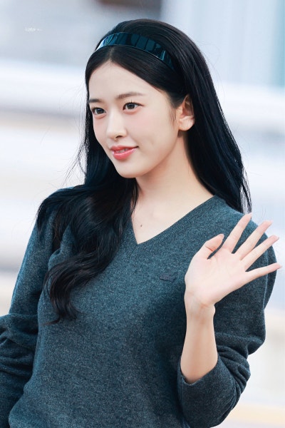 Seriously, she is the nation's first love...🎀 Lacoste goddess Ahn Yu-jin's airport fashion as she departs for Paris Fashion Week, exploding with innocence while wearing a headband🩶