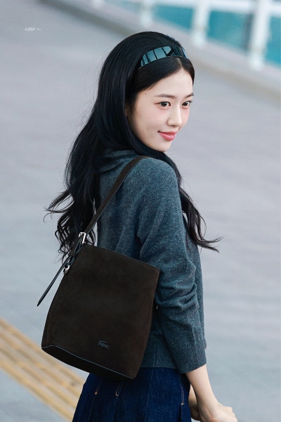 Seriously, she is the nation's first love...🎀 Lacoste goddess Ahn Yu-jin's airport fashion as she departs for Paris Fashion Week, exploding with innocence while wearing a headband🩶
