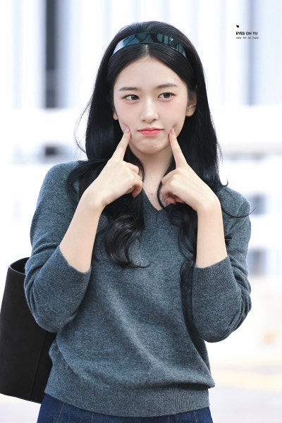 Seriously, she is the nation's first love...🎀 Lacoste goddess Ahn Yu-jin's airport fashion as she departs for Paris Fashion Week, exploding with innocence while wearing a headband🩶