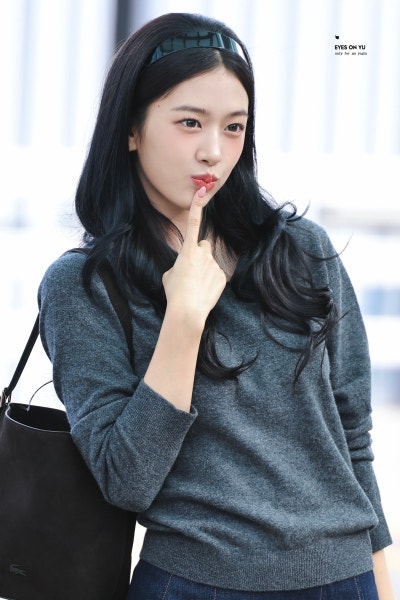 Seriously, she is the nation's first love...🎀 Lacoste goddess Ahn Yu-jin's airport fashion as she departs for Paris Fashion Week, exploding with innocence while wearing a headband🩶