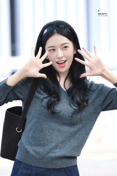 Seriously, she is the nation's first love...🎀 Lacoste goddess Ahn Yu-jin's airport fashion as she departs for Paris Fashion Week, exploding with innocence while wearing a headband🩶
