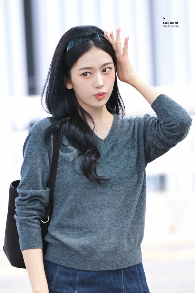 Seriously, she is the nation's first love...🎀 Lacoste goddess Ahn Yu-jin's airport fashion as she departs for Paris Fashion Week, exploding with innocence while wearing a headband🩶