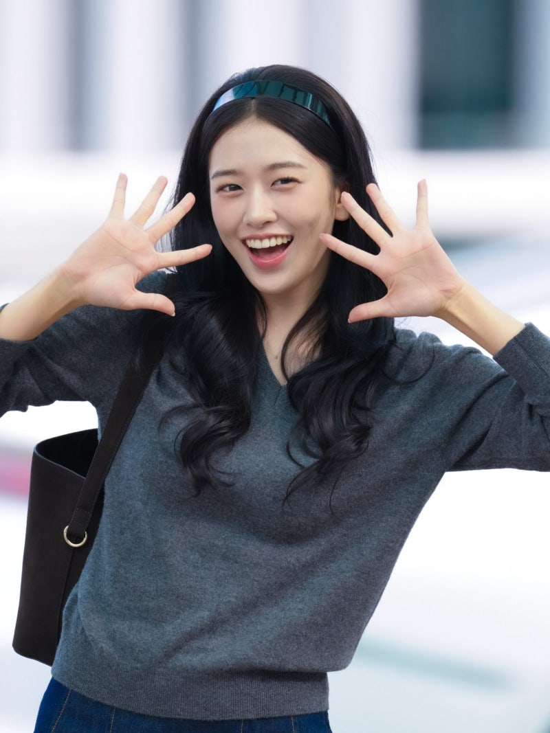 Seriously, she is the nation's first love...🎀 Lacoste goddess Ahn Yu-jin's airport fashion as she departs for Paris Fashion Week, exploding with innocence while wearing a headband🩶