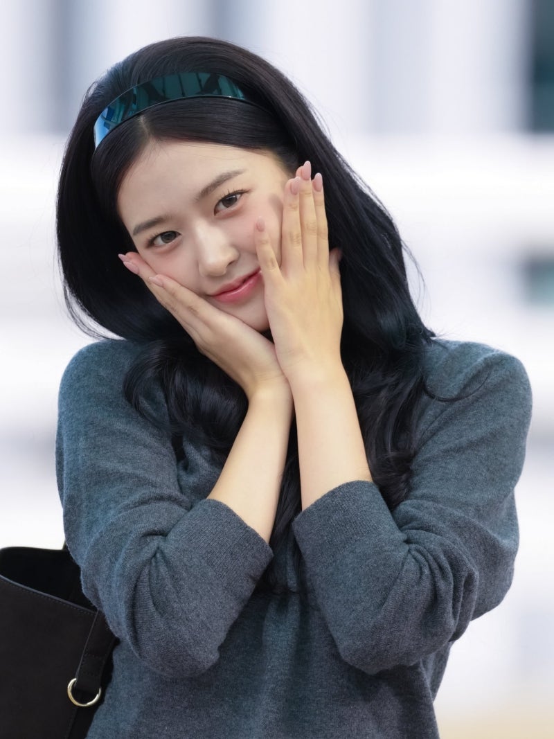 Seriously, she is the nation's first love...🎀 Lacoste goddess Ahn Yu-jin's airport fashion as she departs for Paris Fashion Week, exploding with innocence while wearing a headband🩶