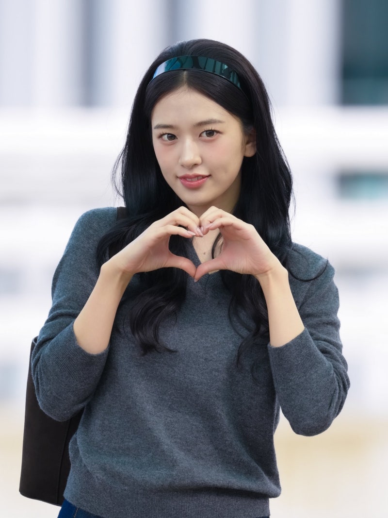 Seriously, she is the nation's first love...🎀 Lacoste goddess Ahn Yu-jin's airport fashion as she departs for Paris Fashion Week, exploding with innocence while wearing a headband🩶