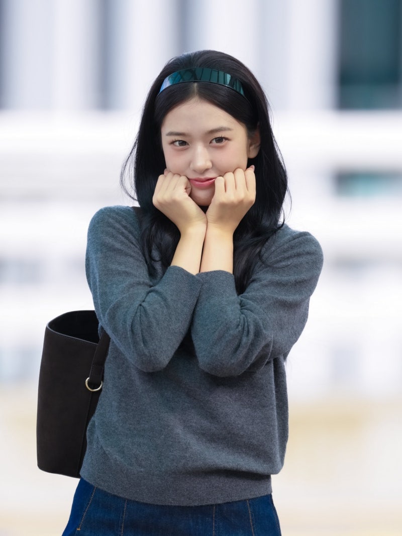 Seriously, she is the nation's first love...🎀 Lacoste goddess Ahn Yu-jin's airport fashion as she departs for Paris Fashion Week, exploding with innocence while wearing a headband🩶