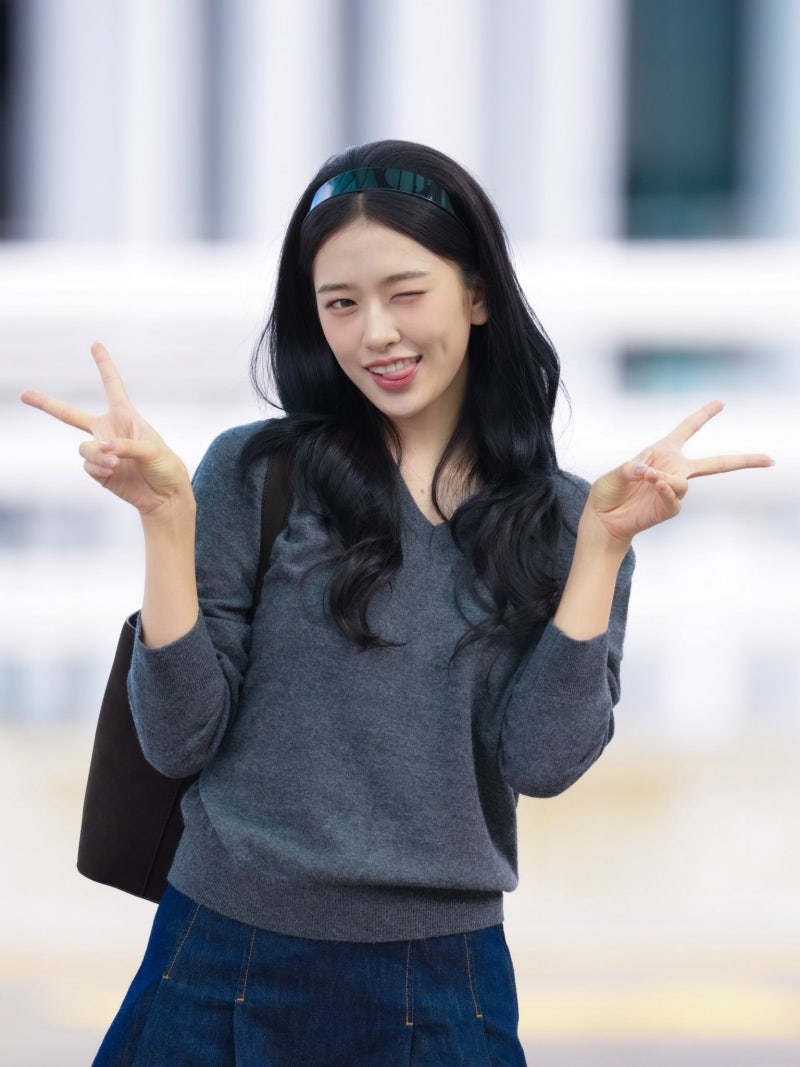 Seriously, she is the nation's first love...🎀 Lacoste goddess Ahn Yu-jin's airport fashion as she departs for Paris Fashion Week, exploding with innocence while wearing a headband🩶