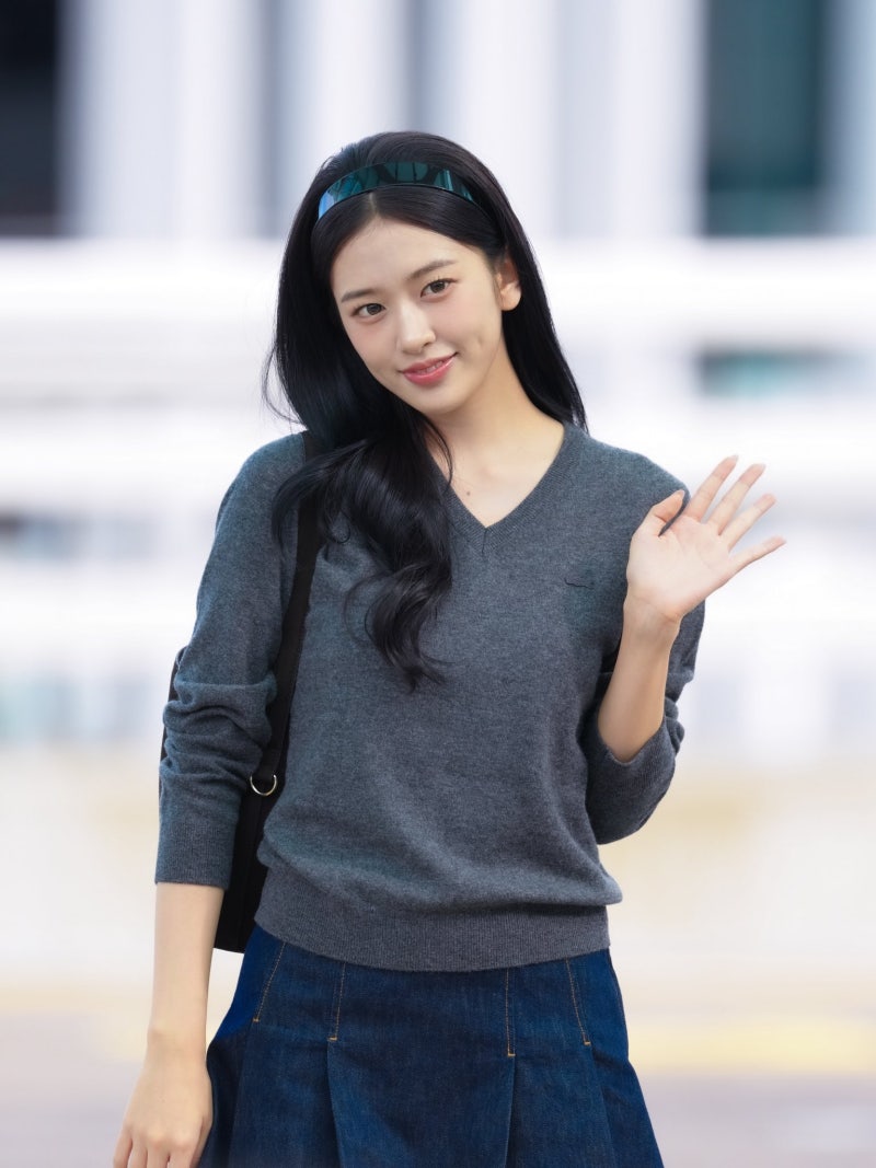 Seriously, she is the nation's first love...🎀 Lacoste goddess Ahn Yu-jin's airport fashion as she departs for Paris Fashion Week, exploding with innocence while wearing a headband🩶