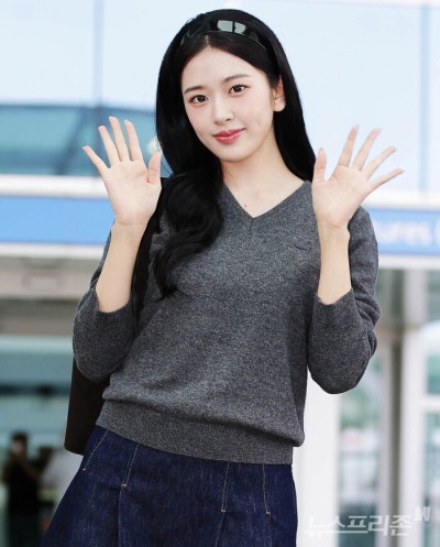 Seriously, she is the nation's first love...🎀 Lacoste goddess Ahn Yu-jin's airport fashion as she departs for Paris Fashion Week, exploding with innocence while wearing a headband🩶