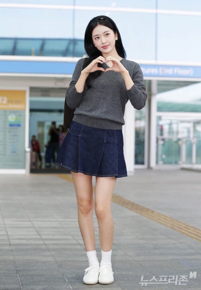 Seriously, she is the nation's first love...🎀 Lacoste goddess Ahn Yu-jin's airport fashion as she departs for Paris Fashion Week, exploding with innocence while wearing a headband🩶