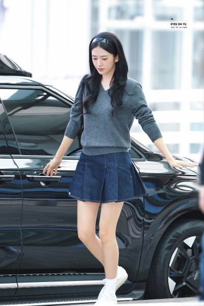 Seriously, she is the nation's first love...🎀 Lacoste goddess Ahn Yu-jin's airport fashion as she departs for Paris Fashion Week, exploding with innocence while wearing a headband🩶