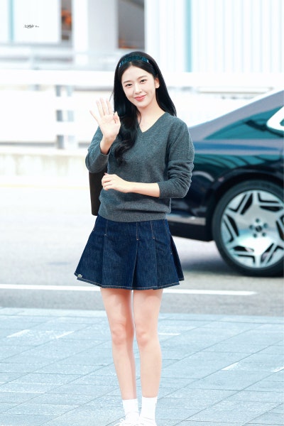 Seriously, she is the nation's first love...🎀 Lacoste goddess Ahn Yu-jin's airport fashion as she departs for Paris Fashion Week, exploding with innocence while wearing a headband🩶