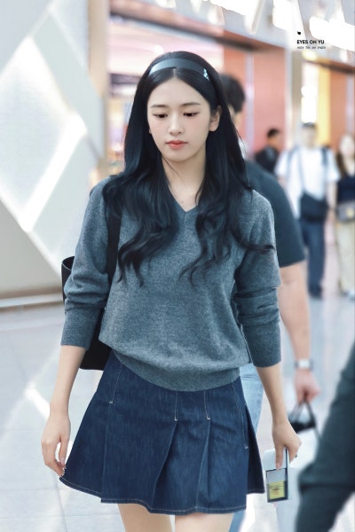Seriously, she is the nation's first love...🎀 Lacoste goddess Ahn Yu-jin's airport fashion as she departs for Paris Fashion Week, exploding with innocence while wearing a headband🩶