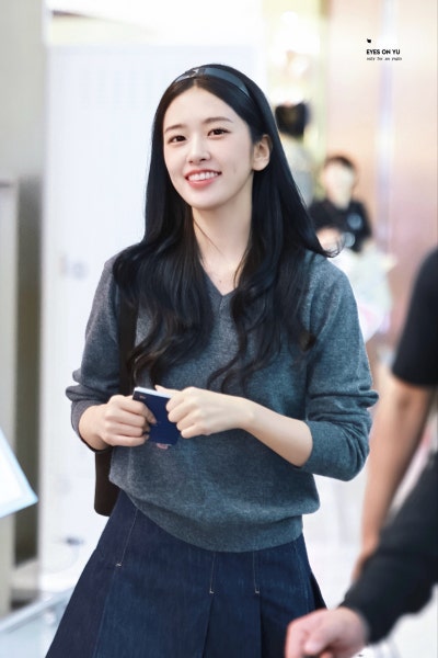 Seriously, she is the nation's first love...🎀 Lacoste goddess Ahn Yu-jin's airport fashion as she departs for Paris Fashion Week, exploding with innocence while wearing a headband🩶