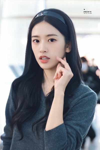 Seriously, she is the nation's first love...🎀 Lacoste goddess Ahn Yu-jin's airport fashion as she departs for Paris Fashion Week, exploding with innocence while wearing a headband🩶