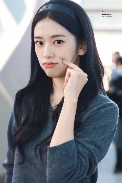 Seriously, she is the nation's first love...🎀 Lacoste goddess Ahn Yu-jin's airport fashion as she departs for Paris Fashion Week, exploding with innocence while wearing a headband🩶