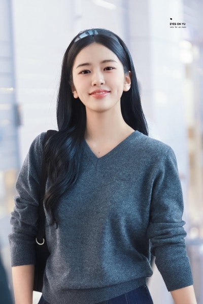 Seriously, she is the nation's first love...🎀 Lacoste goddess Ahn Yu-jin's airport fashion as she departs for Paris Fashion Week, exploding with innocence while wearing a headband🩶