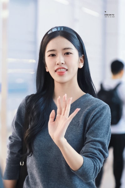 Seriously, she is the nation's first love...🎀 Lacoste goddess Ahn Yu-jin's airport fashion as she departs for Paris Fashion Week, exploding with innocence while wearing a headband🩶
