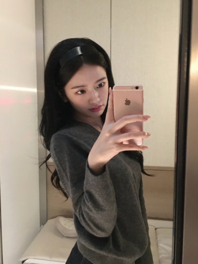 Seriously, she is the nation's first love...🎀 Lacoste goddess Ahn Yu-jin's airport fashion as she departs for Paris Fashion Week, exploding with innocence while wearing a headband🩶