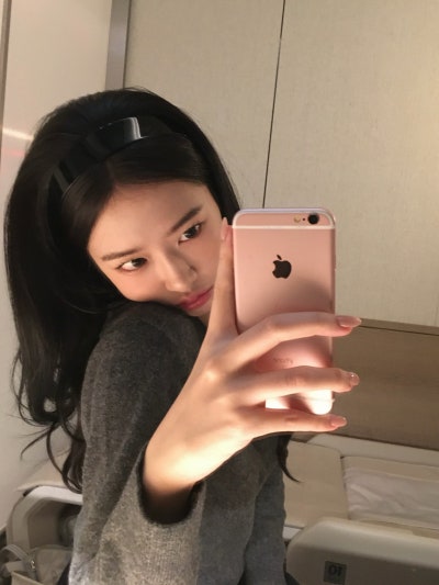 Seriously, she is the nation's first love...🎀 Lacoste goddess Ahn Yu-jin's airport fashion as she departs for Paris Fashion Week, exploding with innocence while wearing a headband🩶