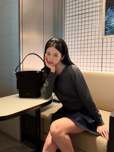 Seriously, she is the nation's first love...🎀 Lacoste goddess Ahn Yu-jin's airport fashion as she departs for Paris Fashion Week, exploding with innocence while wearing a headband🩶