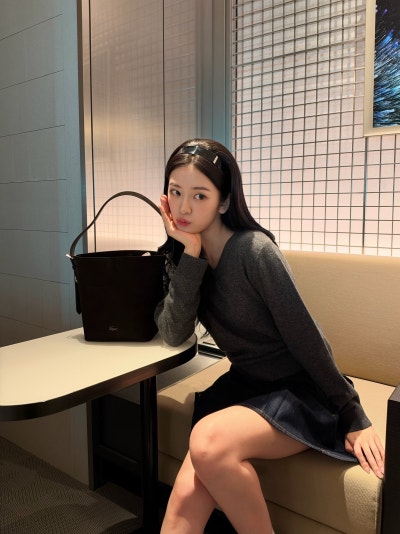Seriously, she is the nation's first love...🎀 Lacoste goddess Ahn Yu-jin's airport fashion as she departs for Paris Fashion Week, exploding with innocence while wearing a headband🩶