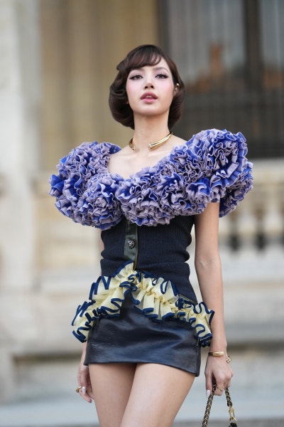 Seriously, it’s like the descent of a Louis Vuitton princess..👑 Lisa’s Louis Vuitton SS27 show, which capped off Paris Fashion Week with a surreal ruffled dress💜