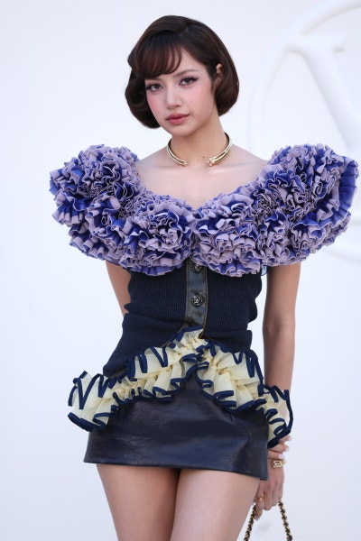 Seriously, it’s like the descent of a Louis Vuitton princess..👑 Lisa’s Louis Vuitton SS27 show, which capped off Paris Fashion Week with a surreal ruffled dress💜