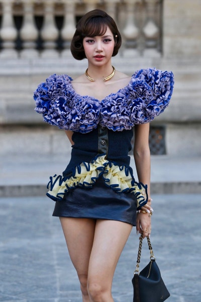 Seriously, it’s like the descent of a Louis Vuitton princess..👑 Lisa’s Louis Vuitton SS27 show, which capped off Paris Fashion Week with a surreal ruffled dress💜