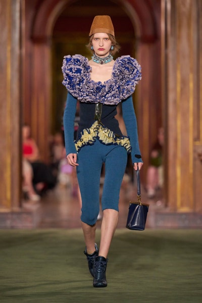 Seriously, it’s like the descent of a Louis Vuitton princess..👑 Lisa’s Louis Vuitton SS27 show, which capped off Paris Fashion Week with a surreal ruffled dress💜