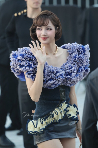 Seriously, it’s like the descent of a Louis Vuitton princess..👑 Lisa’s Louis Vuitton SS27 show, which capped off Paris Fashion Week with a surreal ruffled dress💜